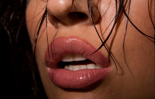 Комки в губах после гиалуроновой кислоты