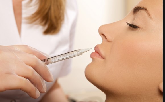 Поднять уголки губ препаратами с гиалуроновой кислотой